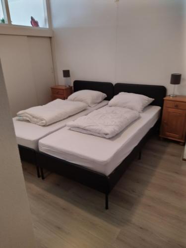 ユリアーナドルプにあるStrandslag Zanddijk 149 Julianadorp aan Zeeのベッド2台が備わる客室です。