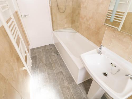un bagno con lavandino e vasca da bagno di Daisy Cottage a Leyburn