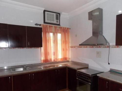 Una cocina o cocineta en Room in Lodge - Benac Suites and Hotel