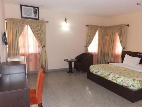 Una cama o camas en una habitación de Room in Lodge - Benac Suites and Hotel