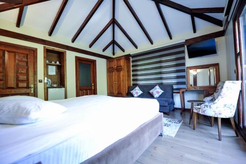 a bedroom with a large bed and a desk at Naturkoy Sapanca in Sakarya