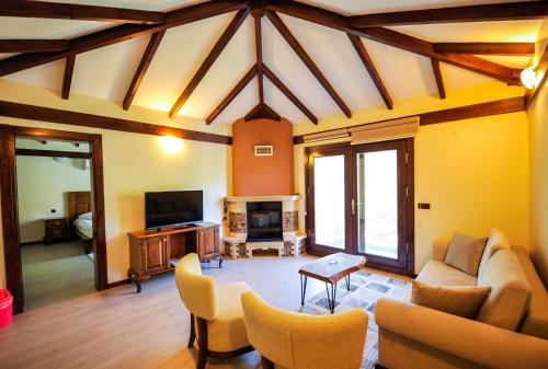 a living room with a couch and a tv at Naturkoy Sapanca in Sakarya