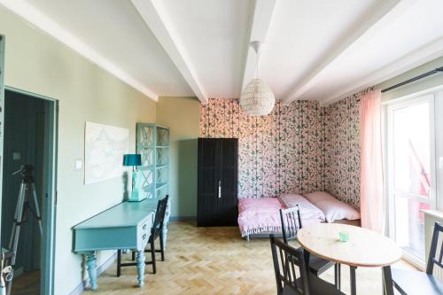 ミエルノにあるMessaのデスク、テーブル、デスクが備わる客室です。