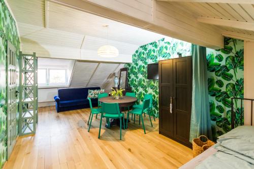 ミエルノにあるMessaのテーブルと椅子と寝室のある部屋