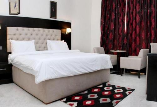 Łóżko lub łóżka w pokoju w obiekcie Room in Lodge - La Diva Hotels Events Centre
