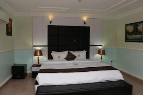 En eller flere senge i et værelse på Room in Lodge - All Seasons Hotel-owerri