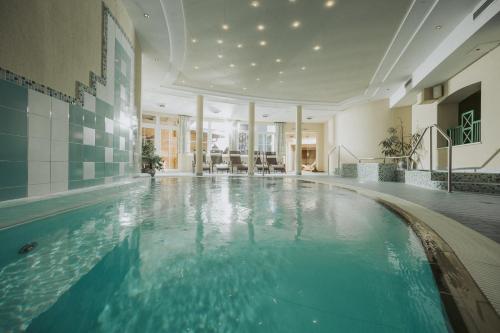 an indoor swimming pool in a building with a swimming pool at Mein Hotel Fast in Wenigzell