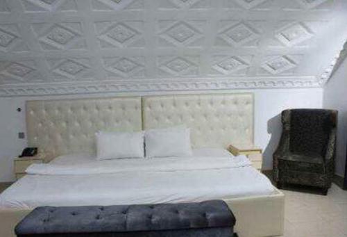 Room in Lodge - Ambience Hotel and Suites-magodo, tesisinde bir odada yatak veya yataklar