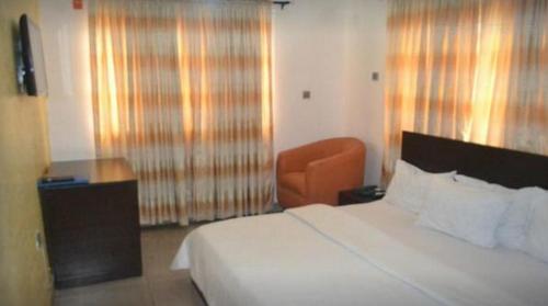 Tempat tidur dalam kamar di Room in Lodge - Blueseasons Hotel Suites