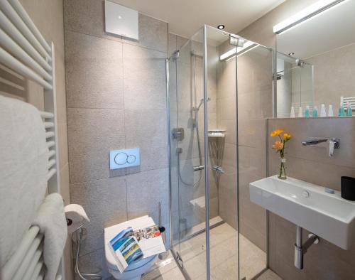 Ett badrum på Emma Deluxe Aparthotel direkt beim Skibus