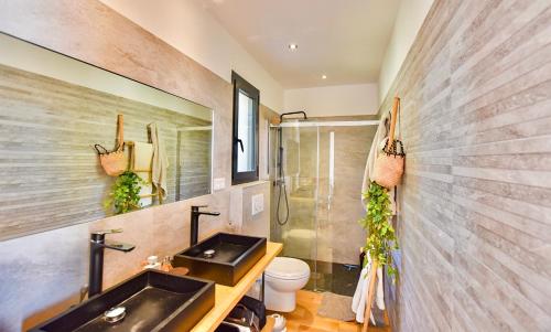 une salle de bain avec un lavabo noir et des toilettes dans l'établissement Découvrez la Villa « The View », à Cavalaire-sur-Mer