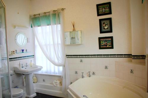 Ванна кімната в Seaside Luxury House on the Suffolk Coast