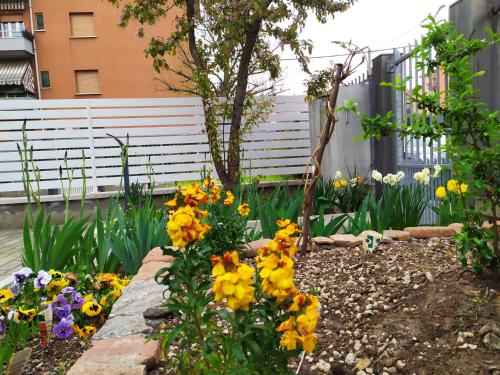 BHH BOLOGNA HOLIDAY HOME private Garden Reserved Parking -wwwbolognaholidayhomecom- house garden parking photo 46