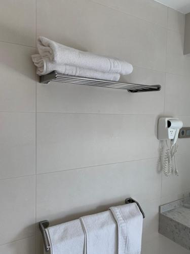 a bathroom with white towels on a wall at Hotel Villegas in Valencia de Don Juan