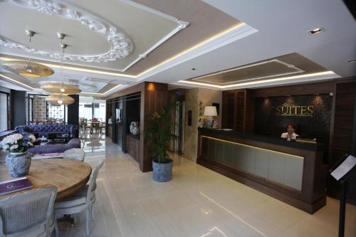 eine Lobby mit einem Tisch und einem Salon in der Unterkunft K Suites Hotel in Istanbul