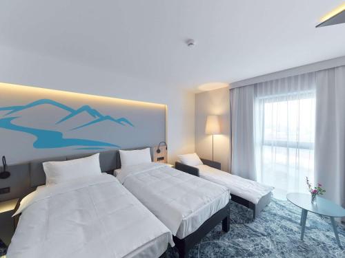 Un pat sau paturi într-o cameră la ibis Styles Nowy Targ