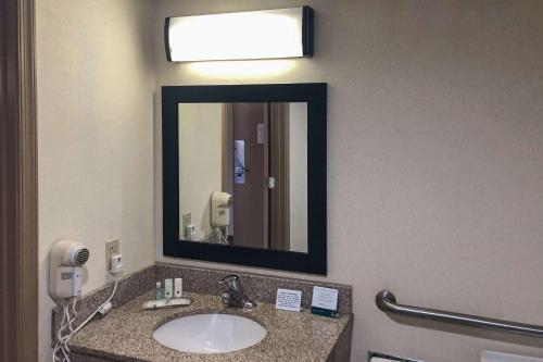 Ένα μπάνιο στο Quality Inn Near Joint Base Andrews-Washington Area