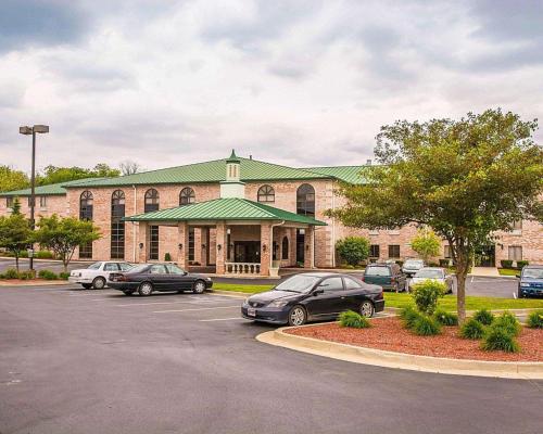 um grande edifício com carros estacionados num parque de estacionamento em Quality Inn & Suites Cincinnati I-275 em Springdale