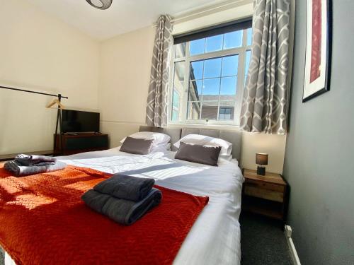 Gallery image of 4 Single beds or 2 Doubles - FREE PARKING SPACES - SMART TV's - City Centre Spacious flat in Southampton