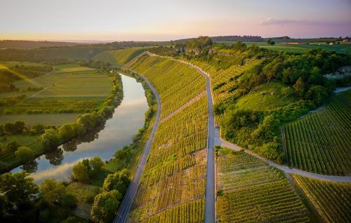 een luchtzicht op een brug over een rivier bij exNicrum Wein . Genuss . Hotel 