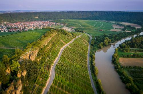 eine Luftansicht auf einen Fluss und eine Stadt in der Unterkunft exNicrum Wein . Genuss . Hotel 