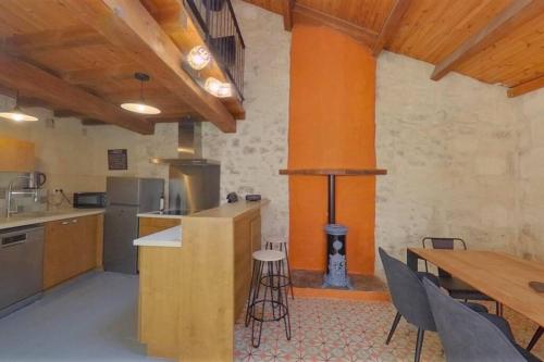 Een keuken of kitchenette bij Maison de charme dans le centre historique , WIFI CLIM 6 pers calme et confort