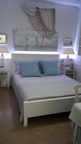 Postel nebo postele na pokoji v ubytování CHAMBRES D'HÔTES CHEZ CATHERINE A REUS chambre bord de mer avec salle de bains privée
