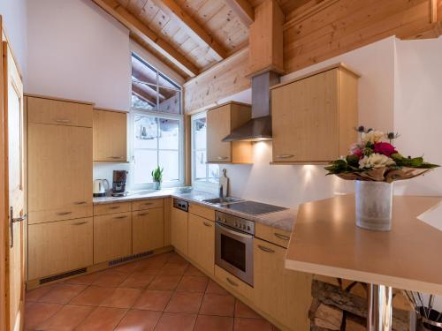 Una cocina o zona de cocina en Alpen Glück Schlössl Unterm Rain