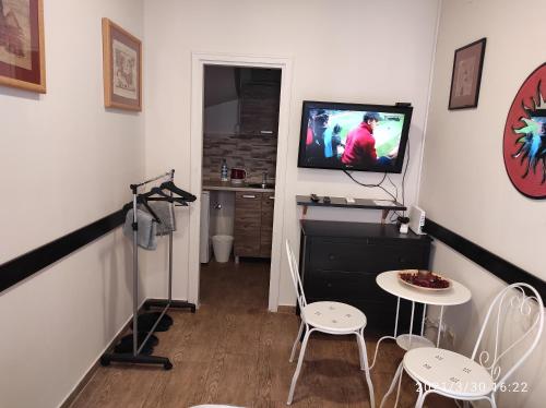 Televízia a/alebo spoločenská miestnosť v ubytovaní Retro Mini Apartment