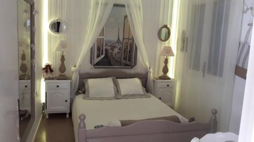 Postel nebo postele na pokoji v ubytování CHAMBRES D'HÔTES CHEZ CATHERINE A REUS chambre de Paris avec salle de bains privée