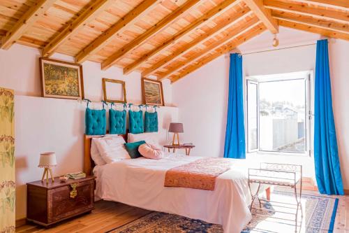 Кровать или кровати в номере Candelária House