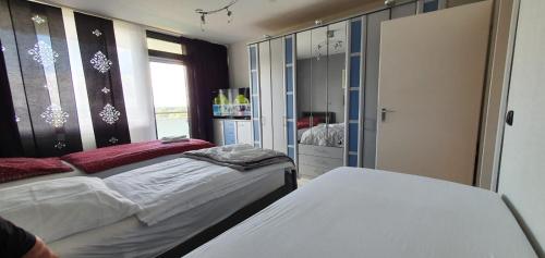 um quarto com 2 camas e uma janela em Veronika em Erftstadt