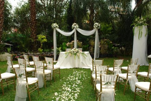 a wedding altar with chairs and a white canopy at Villa Las Margaritas Caxa in Xalapa