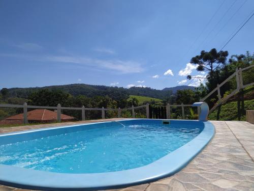 a swimming pool with a view of the mountains at POUSADA JOSÉ DA ROSA in Santo Antônio do Pinhal