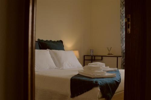 um quarto com uma cama com toalhas em B Apartamentos em Viana do Castelo