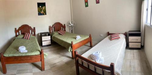 um quarto com 2 camas individuais e 2 cadeiras em MORTERO II em Cafayate