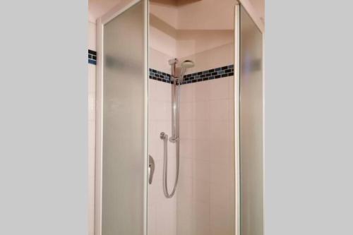 een douche met een glazen deur in de badkamer bij Stella Marina 6 in Venetië