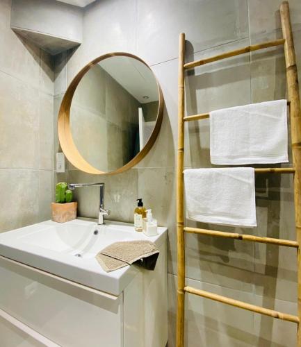 une salle de bain avec un lavabo et un miroir dans l'établissement Le Jardin Caché, à Sanary-sur-Mer
