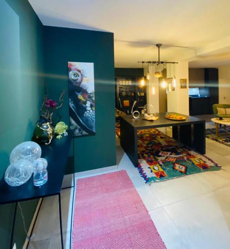 un salon avec un canapé et une table dans l'établissement Le Jardin Caché, à Sanary-sur-Mer