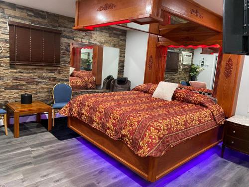 Tempat tidur dalam kamar di Des Plaines Motel