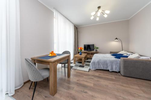 um quarto com uma cama, uma secretária e uma mesa em Стильная и уютная квартира в новом доме на Оболони em Kiev