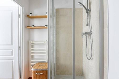 een douche met een glazen deur in de badkamer bij Studio cosy en plein centre-ville d'Antony in Antony