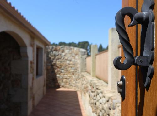 a wooden door with a handle on a building at Casal Pedrajás in Muxia