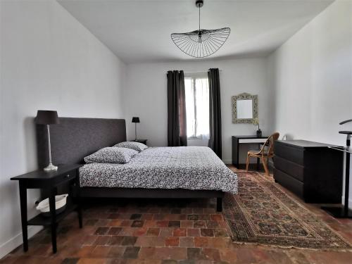 Postel nebo postele na pokoji v ubytování Tourterelle, à proximité de Auxerre et Chablis