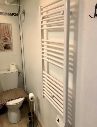 La salle de bains est pourvue de toilettes et d'un distributeur de papier toilette. dans l'établissement Vue terre et mer, à Villers-sur-Mer