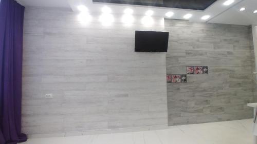 a stone wall with a television on top of it at 1к в Новом доме рядом с Шалимова, ISIDA, НАУ, Космополитан, метро Шулявская. Большевик. ДК Росток. Отрадный парк. Национальный Авиационный Университет in Kyiv