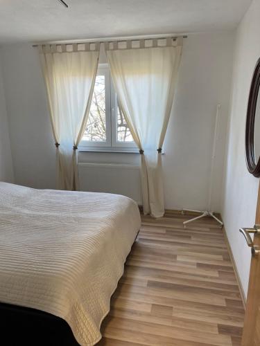 een slaapkamer met een bed en een raam bij Oaza in Jelah