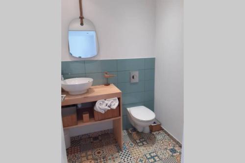 une salle de bain avec un lavabo et des toilettes dans l'établissement Bel appartement dans le Golfe de Saint Tropez, aux Issambres