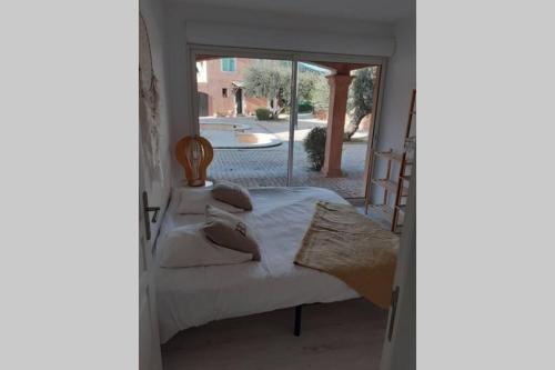 une chambre avec un lit et une fenêtre dans l'établissement Bel appartement dans le Golfe de Saint Tropez, aux Issambres
