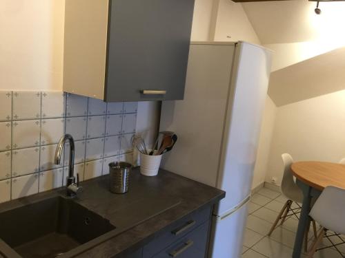 une cuisine avec un évier et un réfrigérateur dans l'établissement Maison de village - Monteux centre - Provence, à Monteux